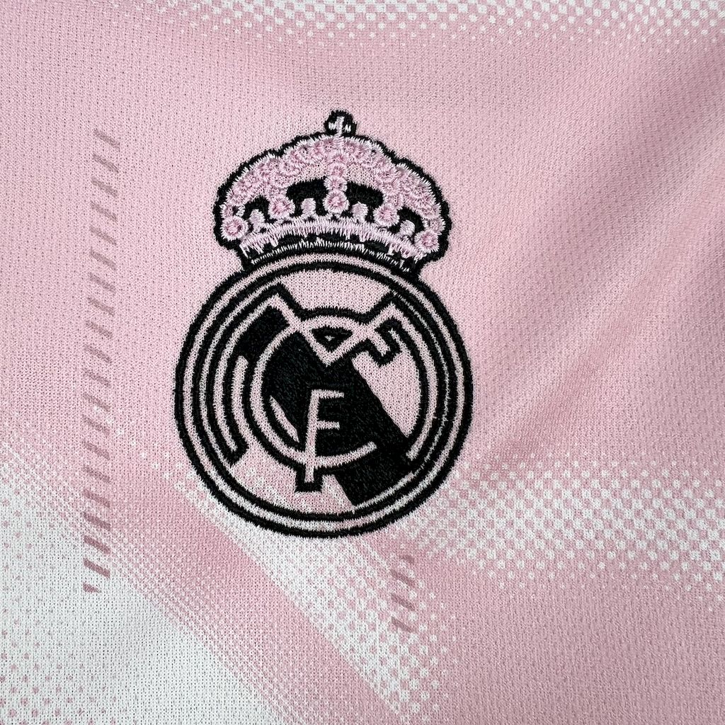 Real Madrid maillot foot concept rose 2024 2025